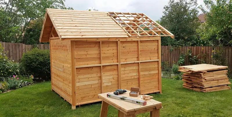 Gartenhaus im Aufbau: Wände stehen, Dachbretter werden gerade verlegt