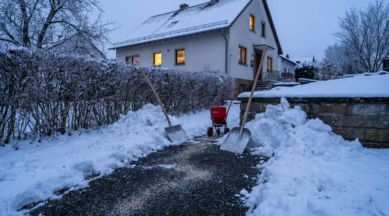 Geräumter und gestreuter Weg mit aufgeschobenen Schneewällen
